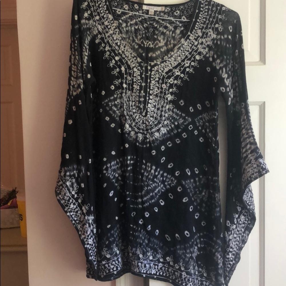 Calypso black and white tunic